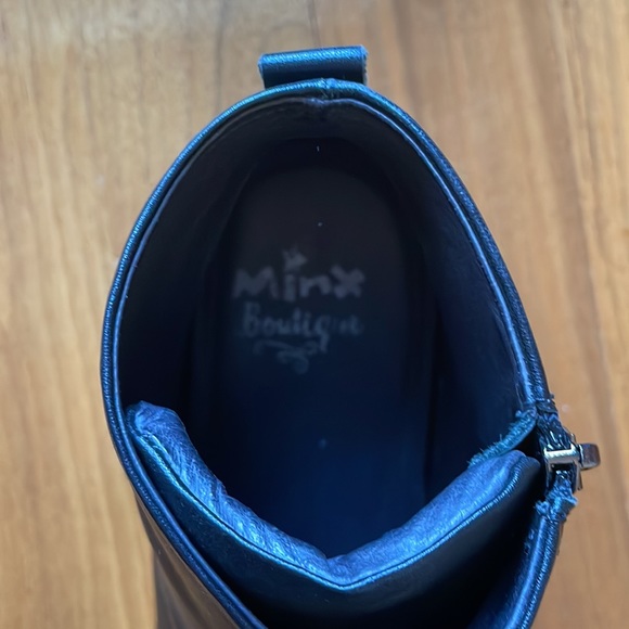 Simple black and white ankle bootie with inside zipper - Picture 3 of 5